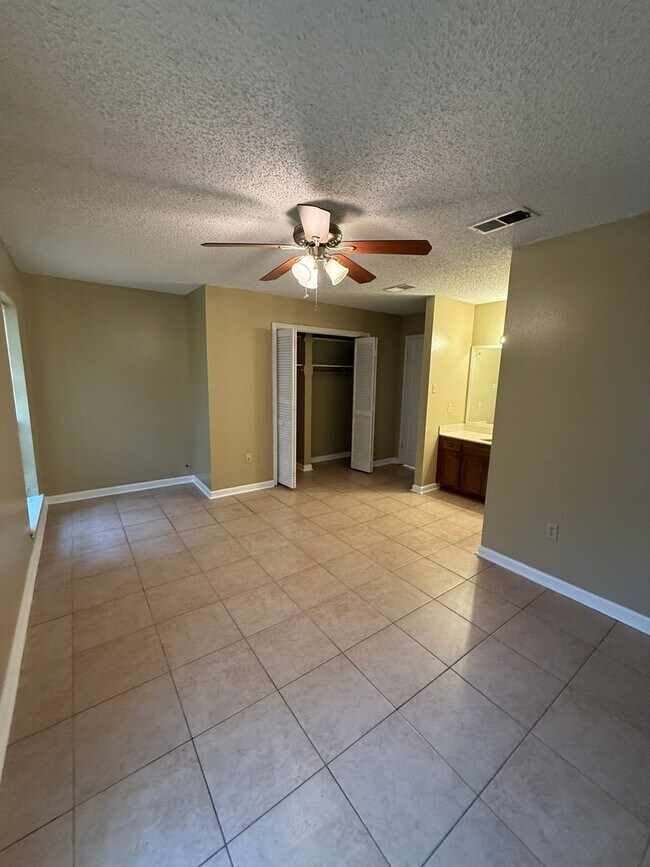 Building Photo - 1126-1128 Willow Creek Dr