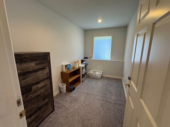 Building Photo - Fully Furnished ALL UTILITIES INCLUDED