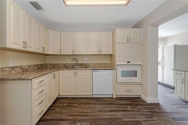 Building Photo - 1130 NE 24th St