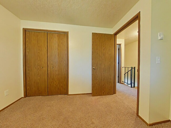 Building Photo - 2 Bedroom Apartment ~ Close to 9th Street