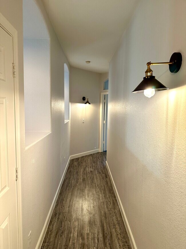 Building Photo - Gorgeous remodel update! No neighbors behind hillside lot