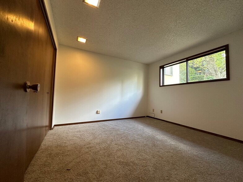 Building Photo - 7150 SE Thorburn St