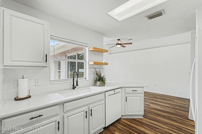 Building Photo - 998 Haas Ave NE