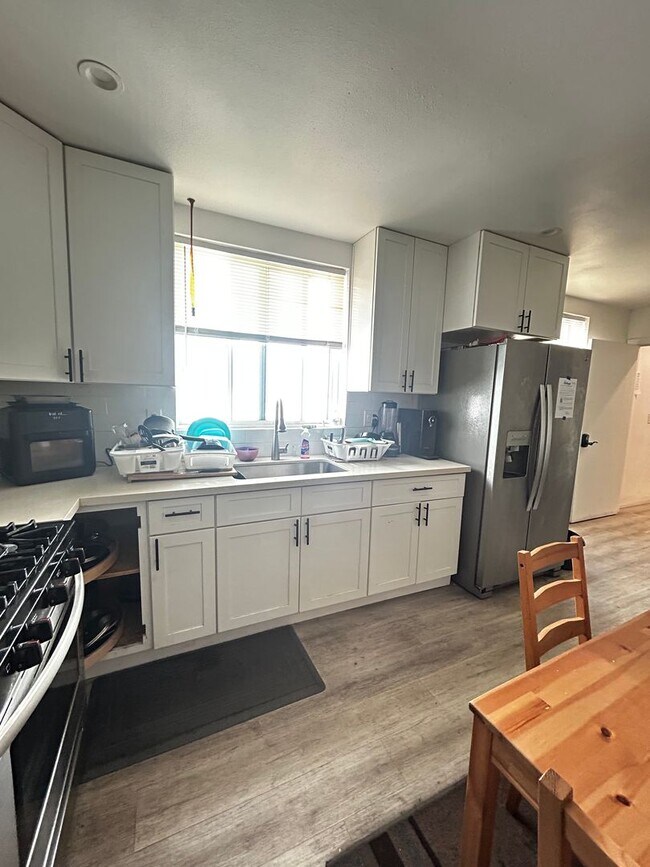 Building Photo - PRIVATE ROOM WITH PERSONAL BATHROOM & SHOWER