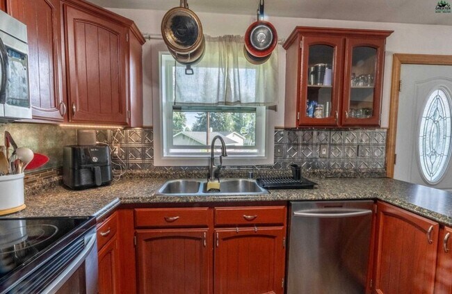 Building Photo - 4-Bedroom Fairbanks Home with Garage, Deck...