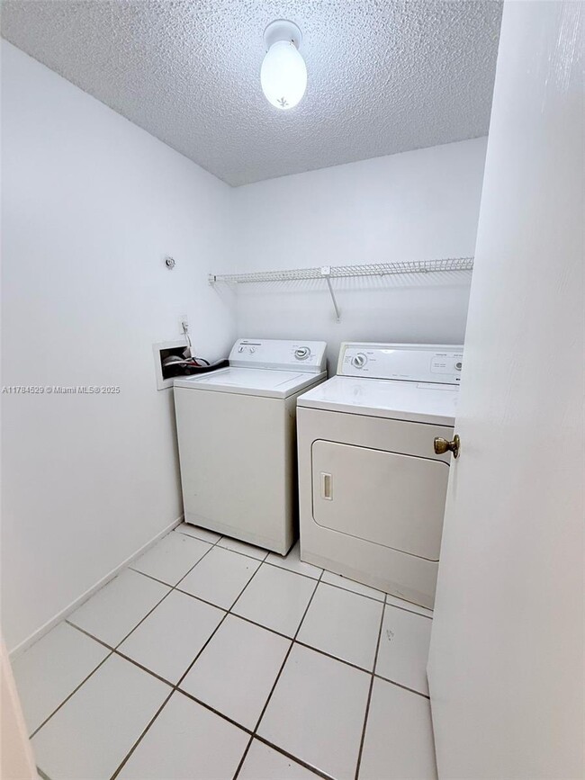 Building Photo - 3212 Coral Lake Ln