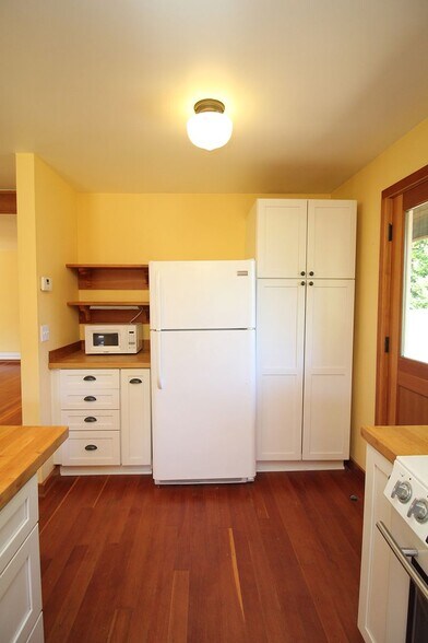 Building Photo - 9233 SW Brier Pl