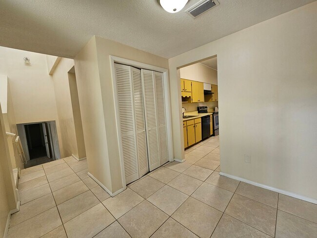 Building Photo - 6 Bedroom/3 Bath home in Black Acres