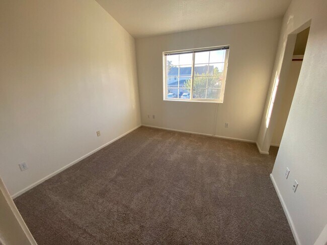Building Photo - 758 N Cloverleaf Loop