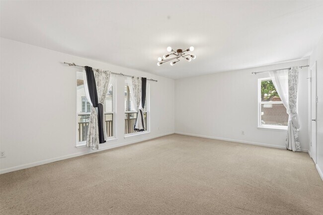 Building Photo - 450 N Post Oak Ln