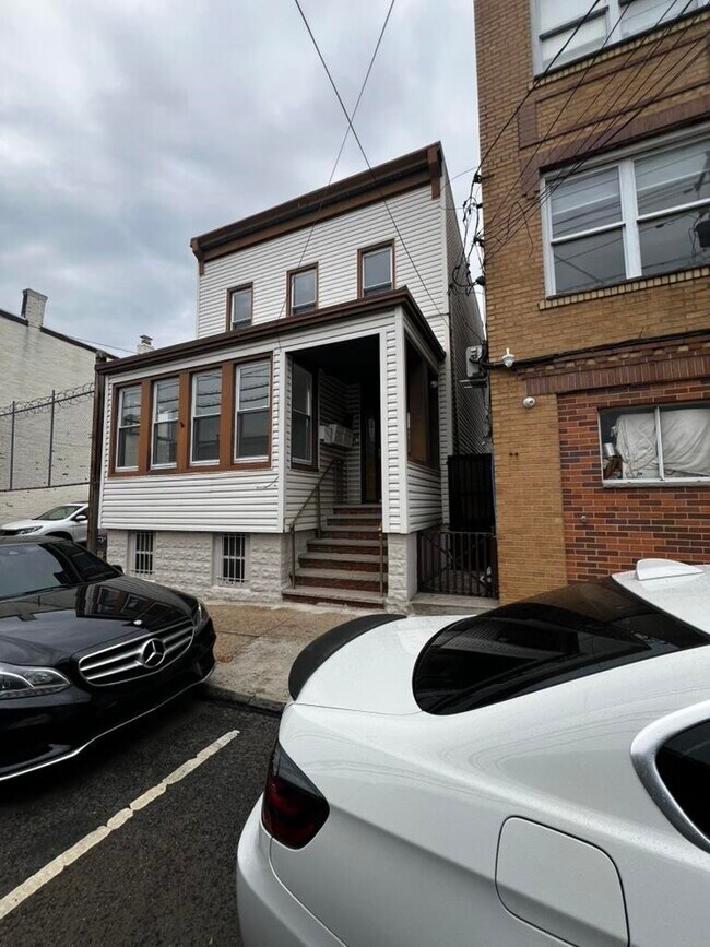 Primary Photo - 600 67th St