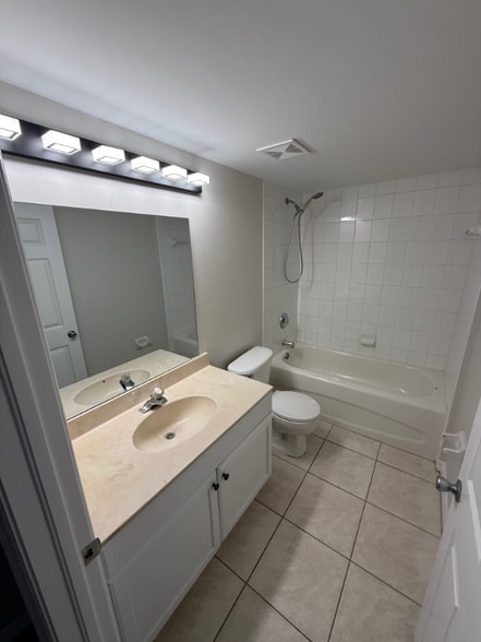 Building Photo - 1025 SE 12th St