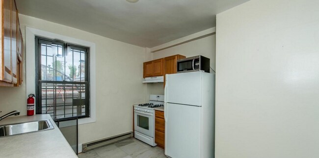 Building Photo - Dashing Dupont Circle 1 Bedroom Apt with skylights and building roof deck.