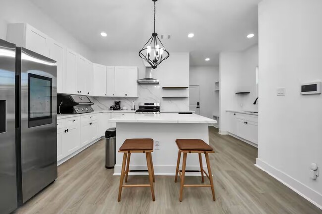 Building Photo - 6747 Peerless St