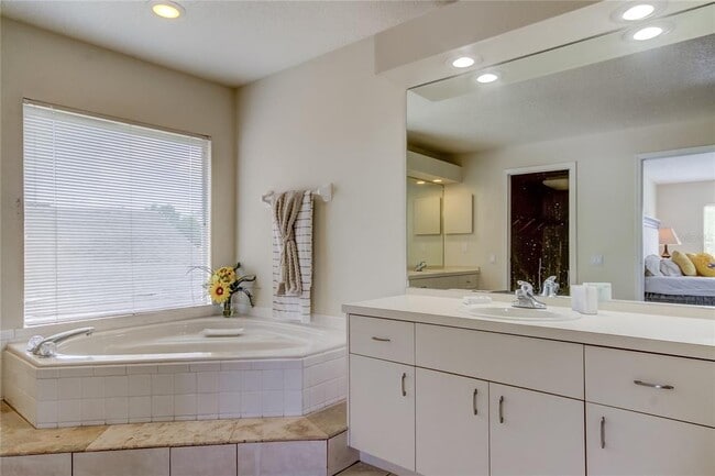 Building Photo - 9401 Woodbay Dr