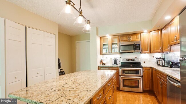 Building Photo - 19 Rock Hill Rd