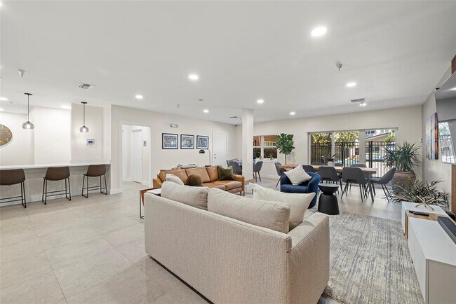 Building Photo - 1010 Central Ave N