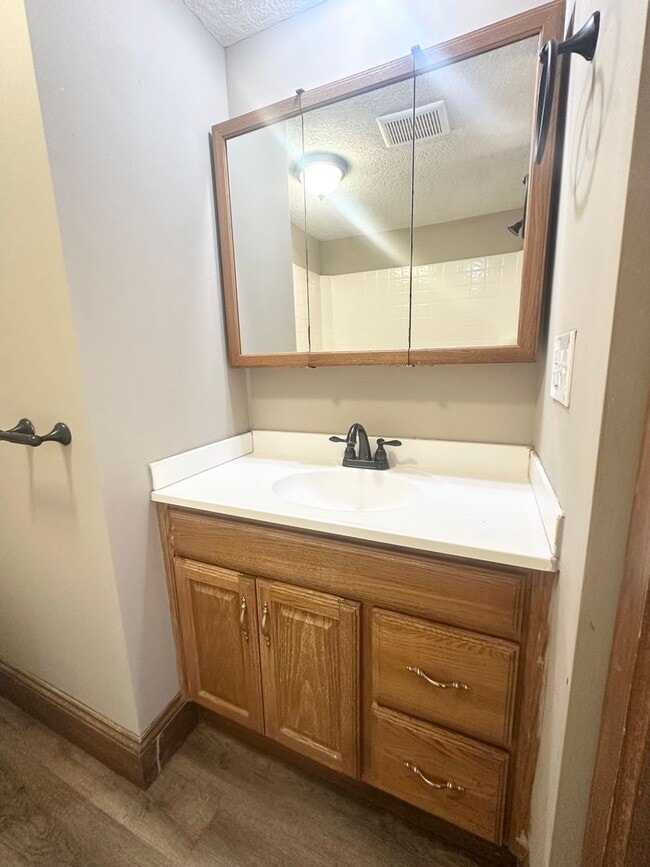Building Photo - Charming 2 Bedroom, 1 Bathroom Home for Rent!