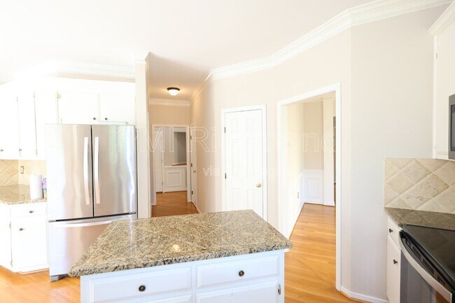 Building Photo - 6004 Manor Park Terrace