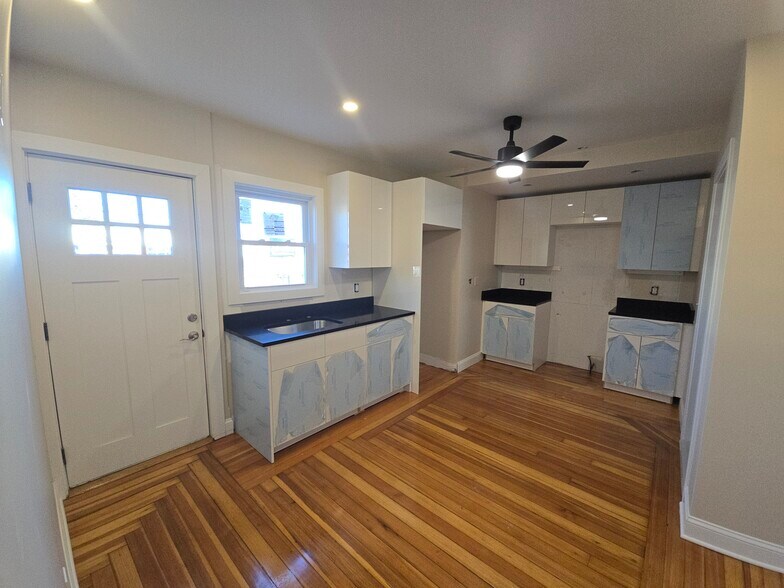 Building Photo - 670 Killingly St