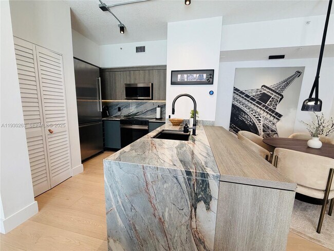 Building Photo - 7320 NW 114th Ave