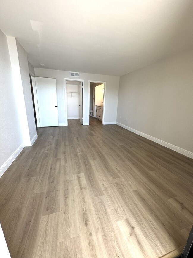 Building Photo - Gorgeous Updated Tierra Verde Annual Unfurnished Waterfront Condo 2/2 w/Garage