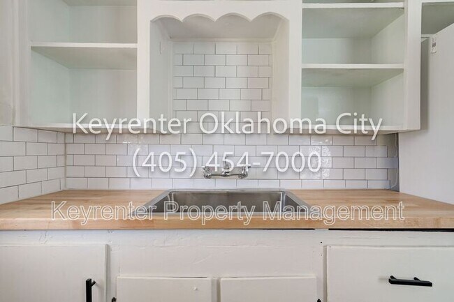 Building Photo - 4913 N Willow Ave