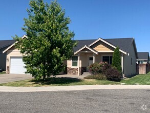 Building Photo - 4 Bedroom 2 Bathroom Rambler with Garage a...
