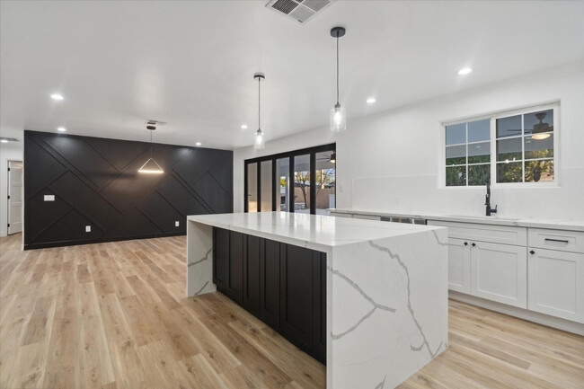 Building Photo - 8525 E Clarendon Ave