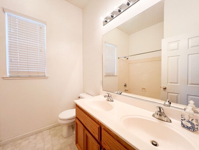 Building Photo - Spacious Single Story 3 Bd, 2 Ba Home in S...