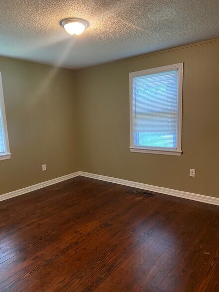 Building Photo - 600 9th Ct S