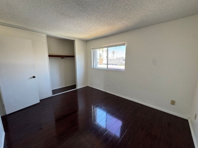 Building Photo - 2 bed - 1.5 bath townhouse