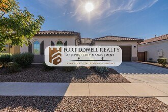 Building Photo - 3 Bedroom, 2 Bath Home near South Mountain!!