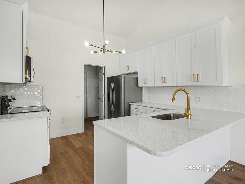 Building Photo - 527 Rotonda Cir