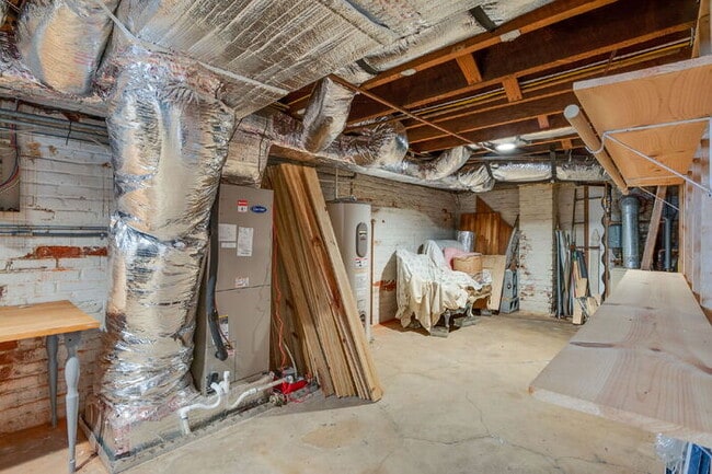 Building Photo - Standout 3-bed, 1.5-bath 1930s Richmond home full of vintage charm