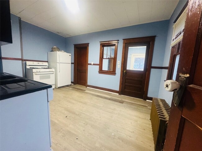 Building Photo - 20 Elm St