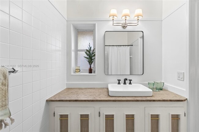 Building Photo - 2132 Middle River Dr