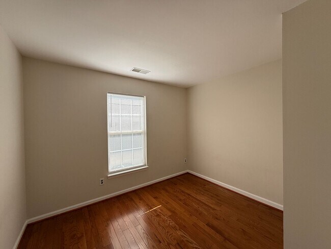 Building Photo - Three Bedroom Townhouse in River Oaks