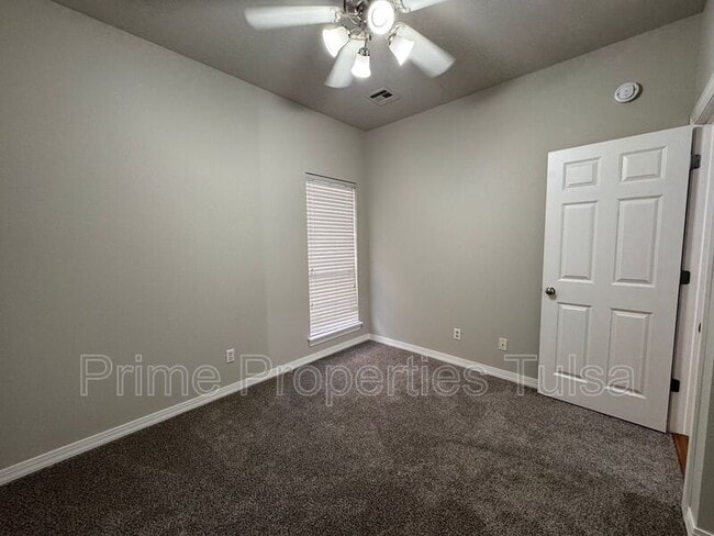 Building Photo - 528 North Willow Pl W