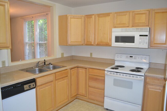 Building Photo - 2 Bedroom Duplex Apartment Close to Campus!