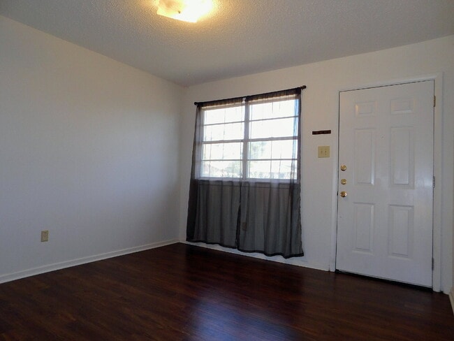 Building Photo - Charming 3-Bedroom Home with Spacious Layo...