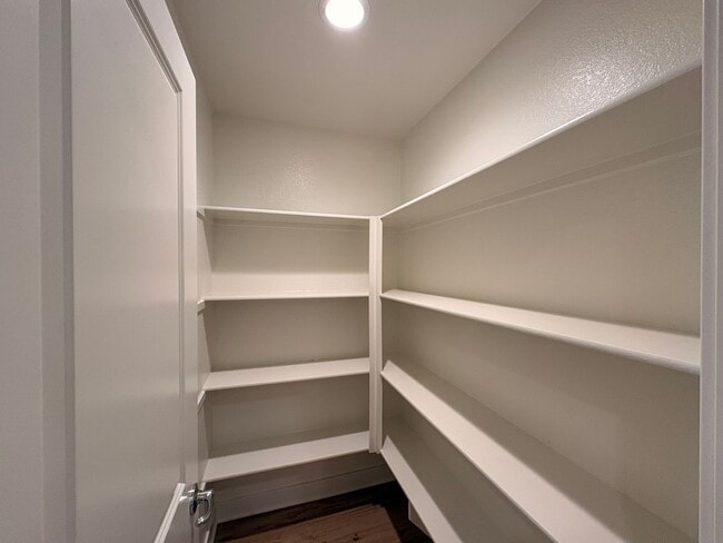 Building Photo - 2 Bed, 2.5 Bath in Anaheim!