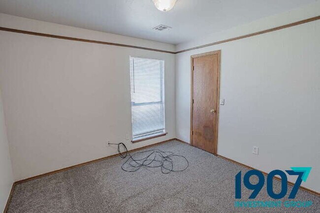 Building Photo - Elegant and Spacious 3-Bedroom Home in Edm...