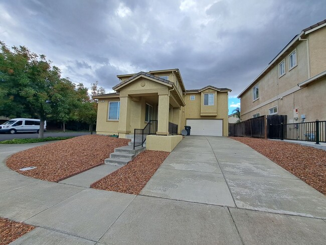 Building Photo - Expansive 3 bedroom/2.5 Bath Home in Corde...