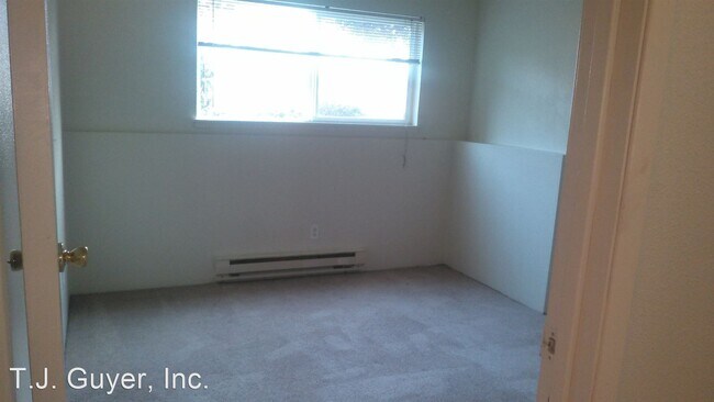 Building Photo - 1 br, 1 bath Apartment - 4702 108th Street...