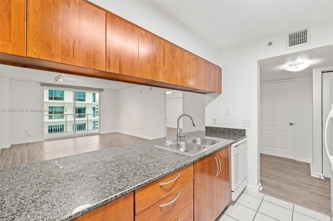 Building Photo - 1200 Brickell Bay Dr