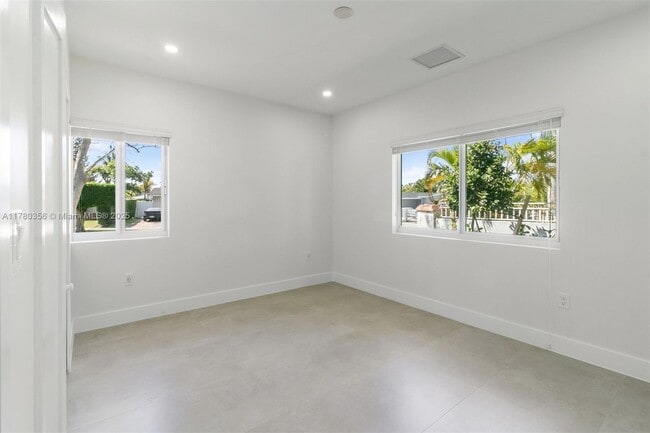 Building Photo - 4765 SW 87th Ct