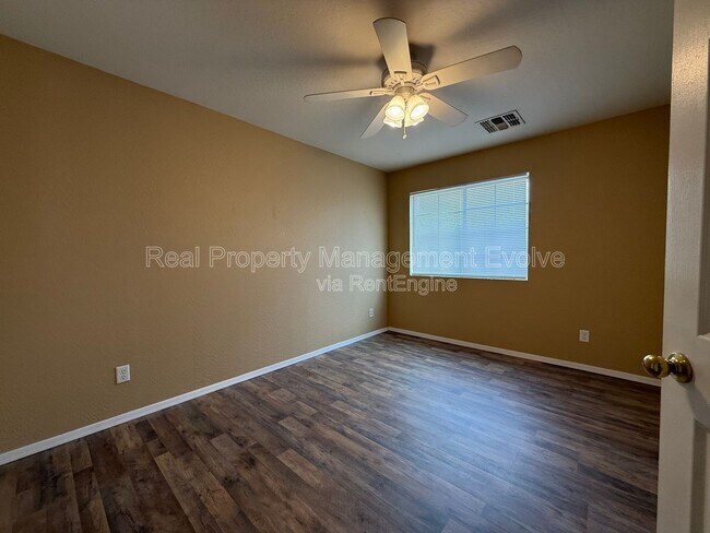 Building Photo - 1526 S 217th Dr