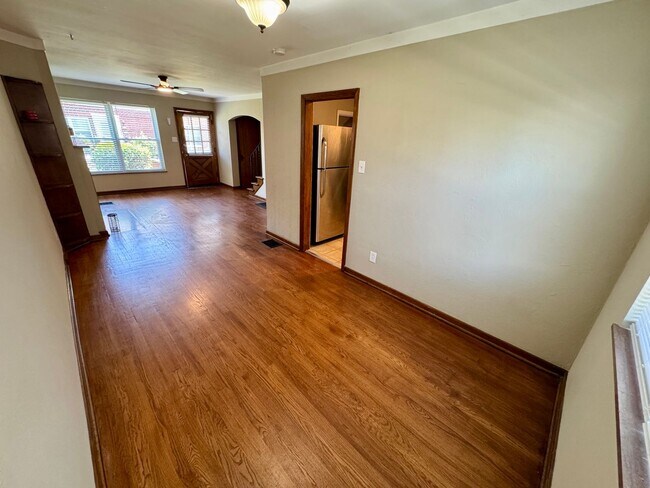 Building Photo - 2 Bedroom - Grandview Area