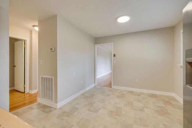Building Photo - Beautifully updated 3 BR 1 BA home with ex...